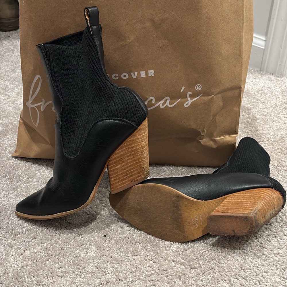 Elegant Black Heeled Boots with Wooden Heel